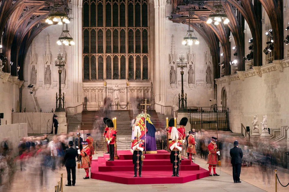 Et fotografi med lang eksponeringstid viser hvordan en kø av mennesker passerer dronningens kiste i Westminster Hall torsdag denne uken.