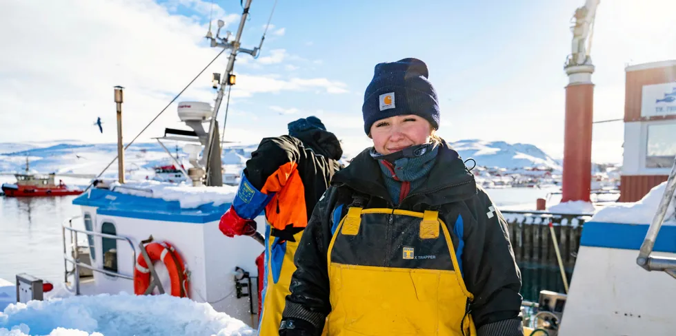 Victoria Pedersen hadde aldri vært om bord i en fiskebåt før august i fjor. Nå er hun fast ansatt.