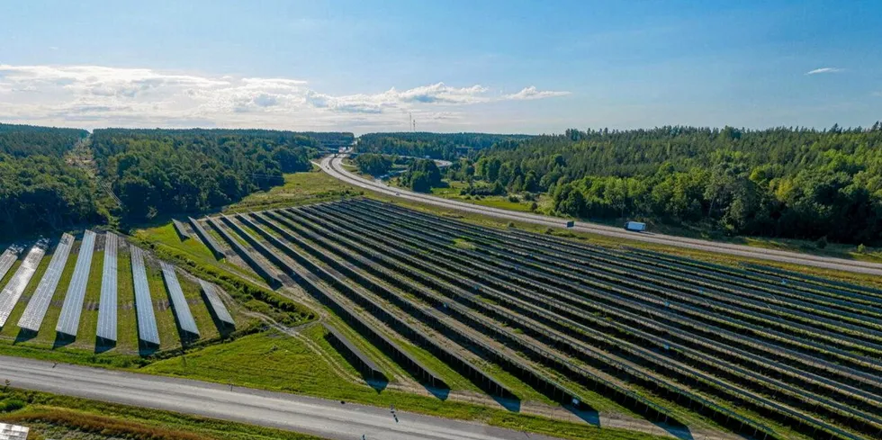 Sverige og Danmark har nå så mye vind- og solkraft at systemoperatørene mangler regulerbar kraft, spesielt i helger med lave strømpriser.