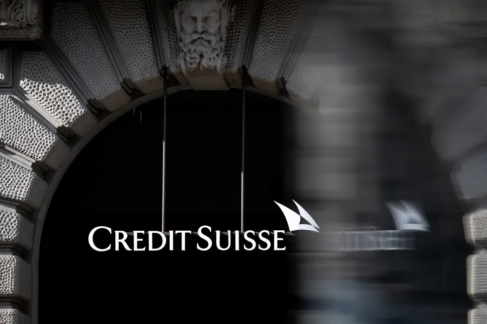 UBS tilbyr én mrd. dollar for Credit Suisse.