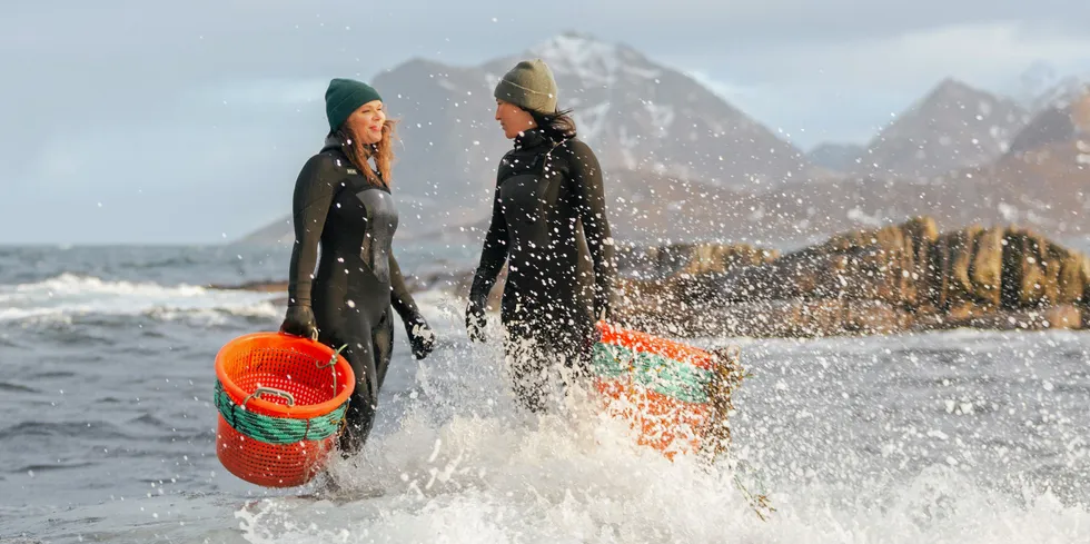 Angelita Eriksen (45, t.v.) og Tamara Singer (41) i Lofoten Seaweed. Bildet er tatt under høsting av tang og tare.