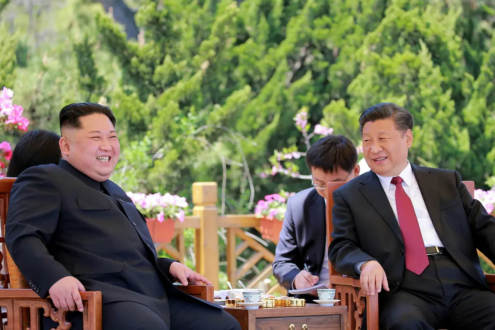 Nord-Koreas leder Kim Jong Un skal på nytt besøk til Kina denne uken. Bildet er fra et av de tidligere møtene med Kinas leder Xi Jinping. Foto: KCNA/KNS/AFP photo/NTB Scanpix