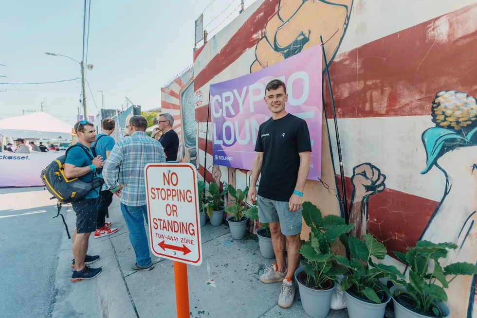 Krigen i Ukraina er tema også nord for downtown Miami. Britiske Ryan Wilkinson i NFT-selskapet Blockasset under en event i regi av selskaper som bruker kryptovalutaen Solanas, utenfor verdens største bitcoinmesse på Miami Beach.