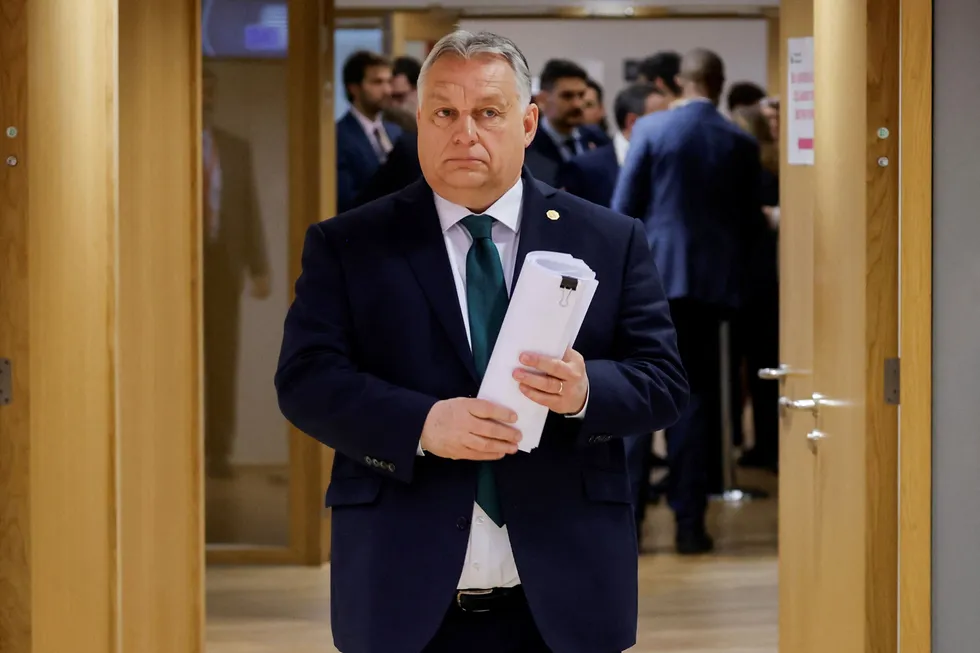 Bøyde av. Ungarns statsminister Viktor Orban ankommer EU-toppmøtet etter en alvorsprat med andre kolleger.