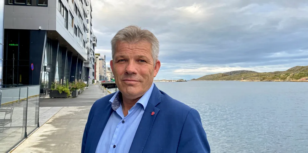 Fiskeri- og havminister Bjørnar Skjæran (Ap) får mye press fra opposisjonen på at Norge lar russiske fiskefartøy få anløpe norske havner, samt at Norge eksporterer fôringredienser og fiskefôr til landet.