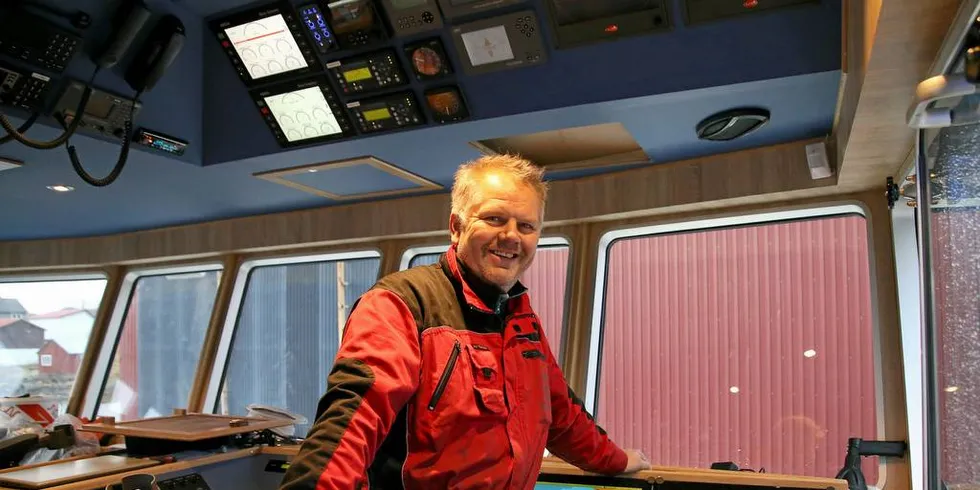 FORNØYD: Reder Arve Guttelvik fra Fosen ser frem til å komme seg i fiske med nybåten. I løpet av et par uker regner han med å være på jakt etter silda.Foto: Silje Helene Nilsen