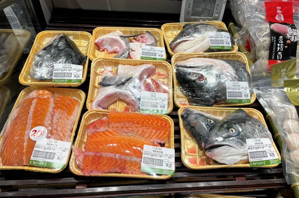 Intrafish fant laks både fra Norge og New Zealand i fiskedisken på et supermarked i Shanghai tidligere i mai. Absolutt alt av fisken ble solgt - til med hoder, ørbein og ryggbein.