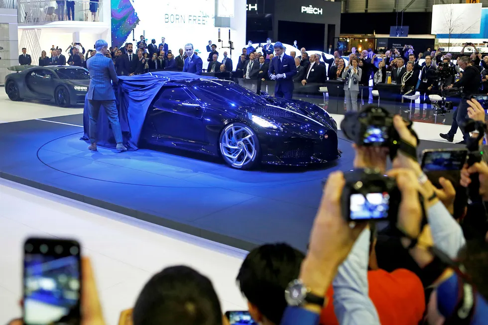 Det er en Bugatti La Voiture Noire som er solgt til den svimlende prisen. Her blir bilen vist frem under en bilmesse tidligere denne uken.