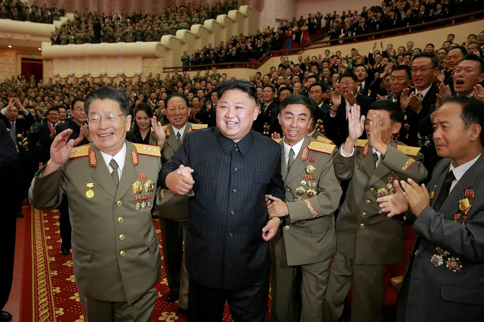 Den nordkoreanske diktatoren Kim Jong-un inviterte til fest i helgen for å feire oppskytningen av en rekke missiler i sommer og en påstått hydrogenbombe i begynnelsen av september. Foto: KCNA/Reuters/NTB Scanpix