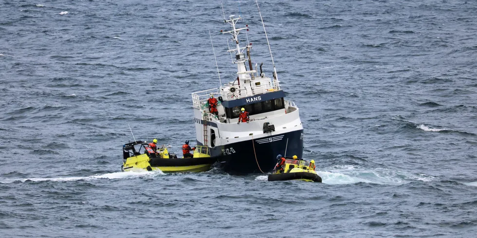 «Barentshav» måtte ligge og gi le for sjøen slik at kystvaktmannskapet kom seg trygt om bord i «Hans»