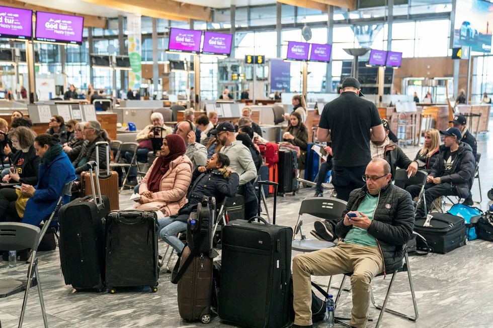 På Oslo Lufthavn Gardermoen var det satt frem stoler foran SAS-skranken og mange hadde møtt opp for å få mer informasjon om situasjonen.