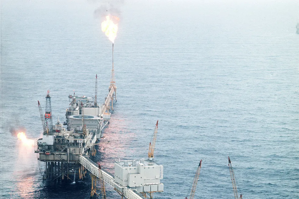 Rammebetingelsene for petroleumsvirksomheten er utviklet gjennom 50 år for å nå målene i petroleumspolitikken. De er skreddersydd for å fungere over tid, inkludert å være robuste for både høye og lave priser på olje- og gass. Bildet er fra Ekofisk-senteret i Nordsjøen i 1974-