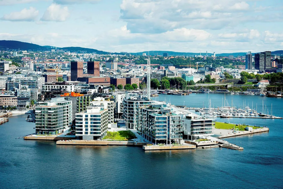 Alexander Sunde har solgt leiligheten sin i Kavringen brygge 6 i bygget lengst til høyre i bildet.