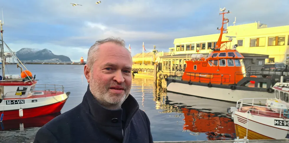 Glen Bradley er viseadministrerende direktør i Rostein. Her fotografert på kaia rett utenfor rederiets Ålesund-kontor.