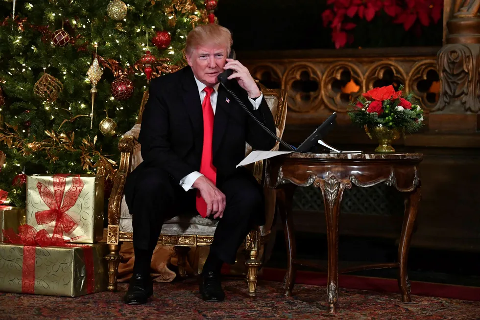 Oppslutningen om president Donald Trump økte etter at han dro på juleferie til Florida for å spille golf. Foto: Nicholas Kamm/AFP photo/NTB scanpix