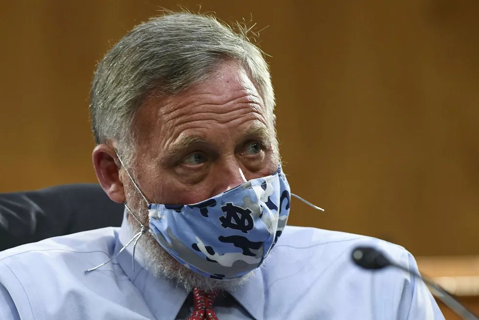 Richard Burr i senatet, her iført maske av smittevernhensyn.