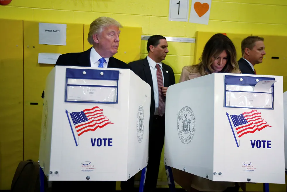 Donald Trump avlegger sin stemme sammen med kona Melania Trump på Public School 59.
