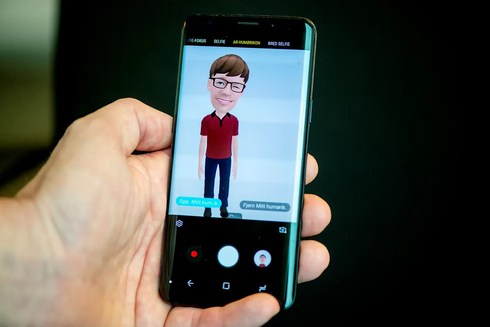 Smarttelefonen Galaxy S9 tilbyr blant annet AR-humørikoner, en morsom funksjon som viser litt av hva AR kan brukes til. Foto: Mikaela Berg