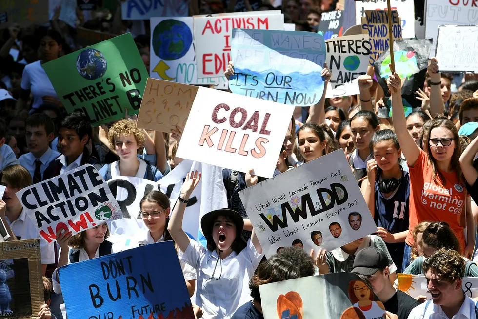 Mange tusen australske skoleelever demonstrerte fredag mot hva de mener er klimafiendtlige og handlingslammede politikere. De har latt seg inspirere av den svenske 15-åringen Greta Thunberg.
