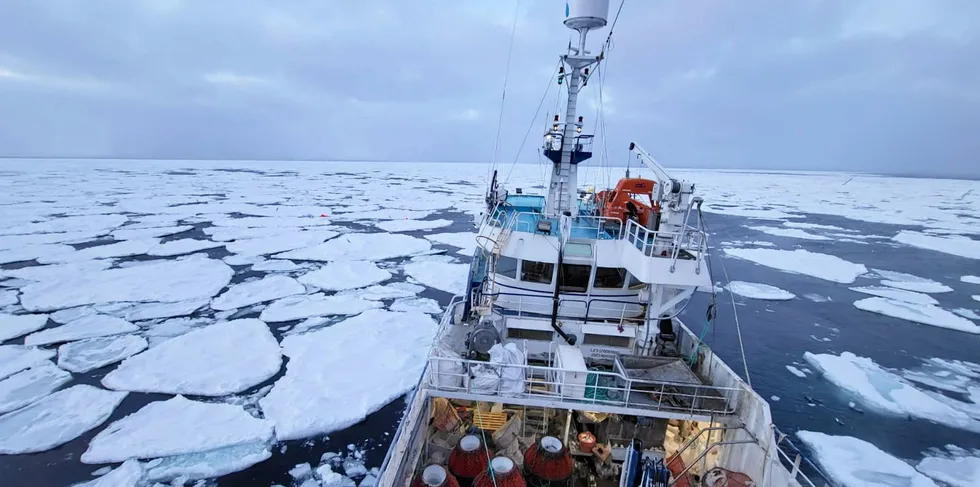Snøkrabbefisket i Barentshavet foregår ofte i isbelagte områder. Det er røffe forhold selv når det er lite vind, slik det var for "Enterprise" i 2022.