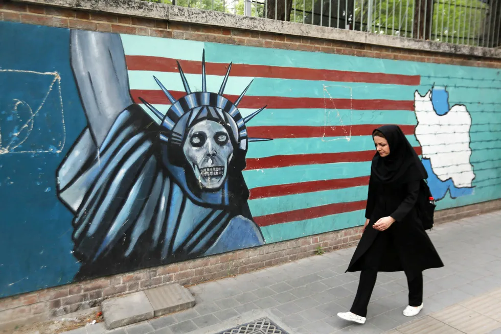 Iran spotter USA foran Donald Trumps kunngjøring i kveld, her på en mur utenfor den gamle amerikanske ambassaden i Teheran. Foto: Atta Kenare/AFP/NTB Scanpix
