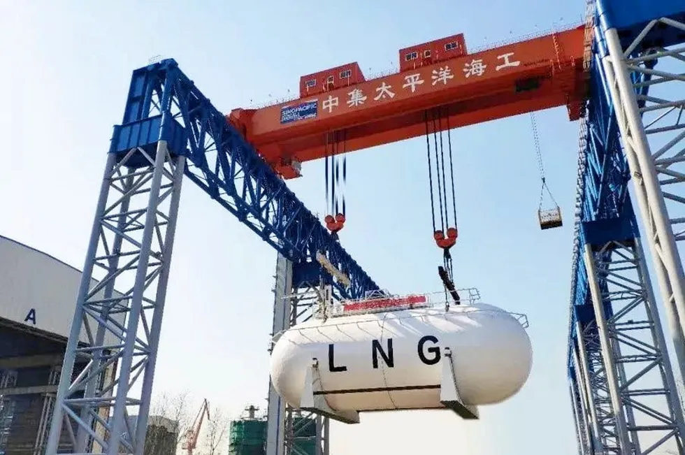 Lifting operation of an LNG tank at SOE yard in Qidong