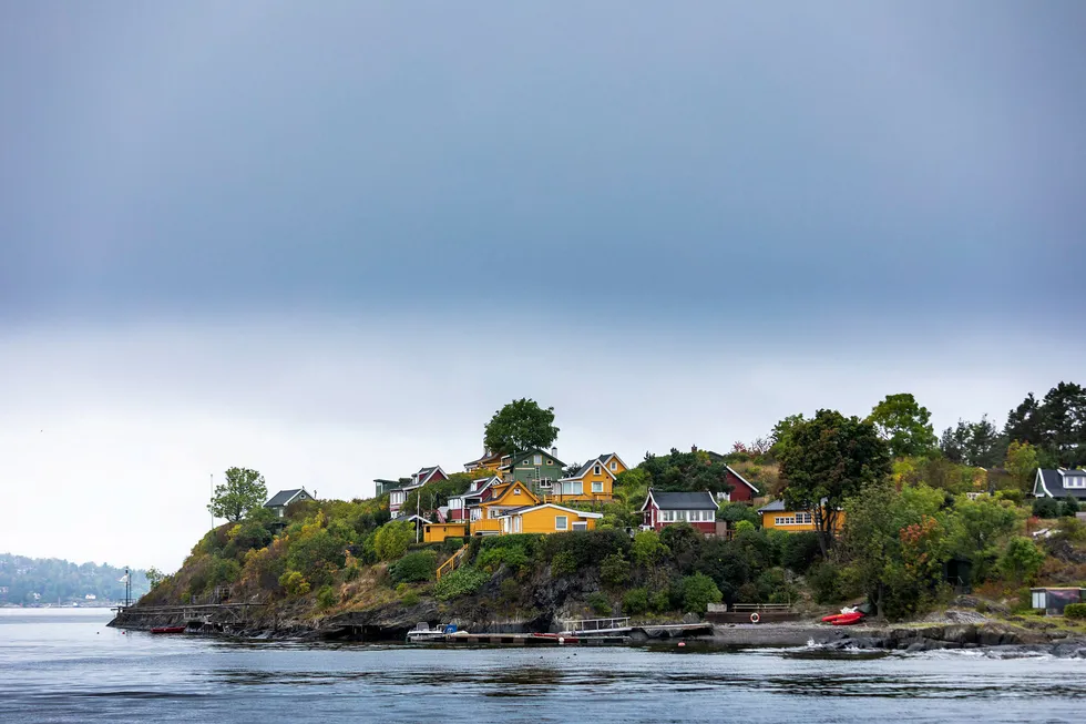 I sommer har 25 av hytteeierne på Lindøya i Oslofjorden fått varsler om pålegg og tvangsmulkt. I verste fall må hytteeierne rive boder, terrasser, plattinger, steinheller, partytelt og hekker.