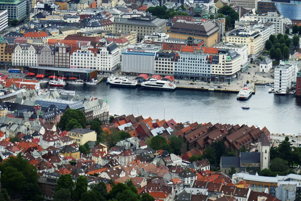 Tomtefestere i Bergen må betale mer. Bildet viser utsikt fra toppen av Sandviksfjellet mot Bryggen og sentrum. Foto: Erik Johansen / NTB scanpix