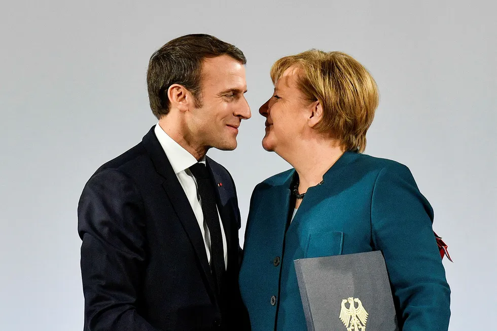 Frankrikes president Emmanuel Macron og Tysklands forbundskansler Angela Merkel signerte tirsdag en ny vennskapsavtale mellom de to landene i rådhuset i Aachen i Tyskland.