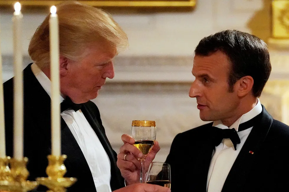 Frankrikes president Emmanuel Macron skåler med president Donald Trump under en statsmiddag i Det hvite hus tirsdag. Iran var trolig et av samtaleemnene. Foto: Carlos Barria/Reuters/NTB Scanpix