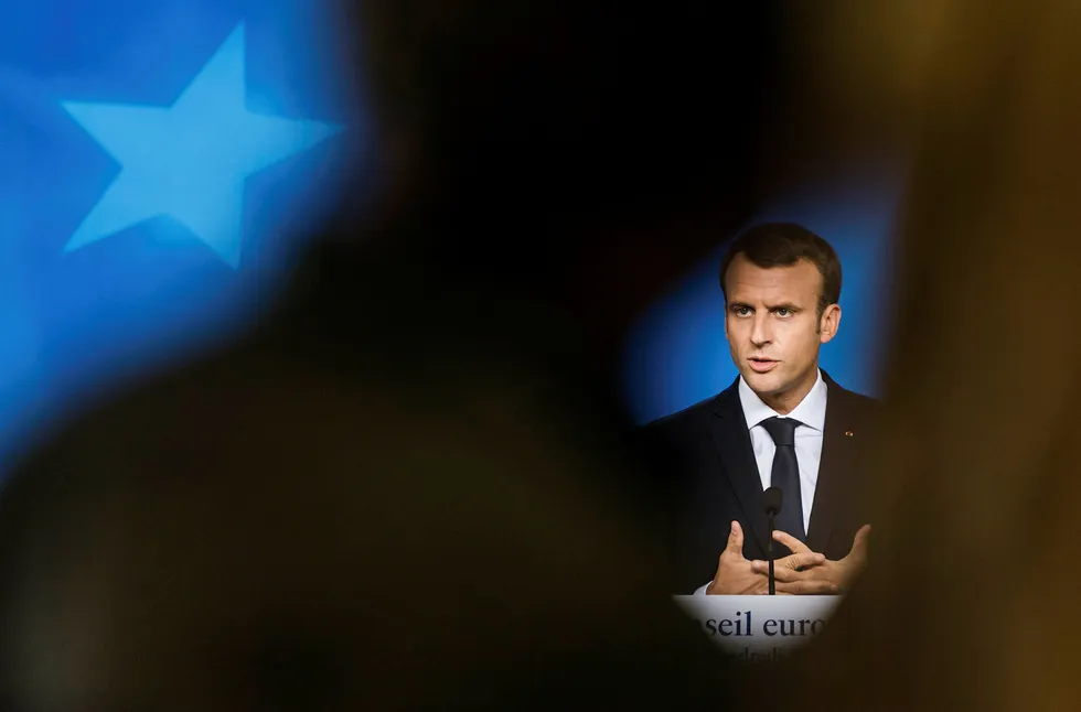 Frankrikes president Emmanuel Macron har gjort oppstramming av EUs utstasjoneringsdirektiv til en politisk kampsak. Her er han på EU-toppmøtet i Brussel fredag. Foto: Geert Vanden Wijngaert / AP / NTB scanpix