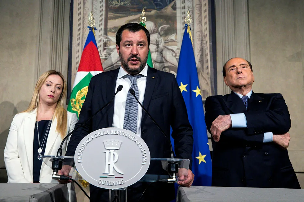 Ligaens leder Matteo Salvini under en pressekonferanse med Silvio Berlusconi fra Forza Italia på høyre side og Giorgia Meloni fra Italias brødre på venstre side. Foto: Angelo Carconi /AP / NTB scanpix