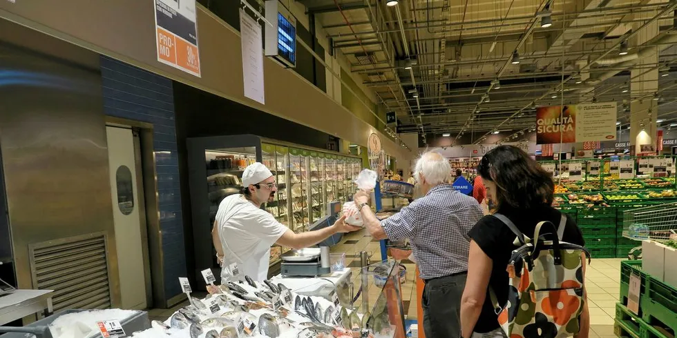 Italia: Slik ser fiskedisken på Coop i Milano ut. Italienerne har tatt vel i mot laks, men velger fortsatt tradisjonelt når det gjelder tørrfisk.Foto: Kjersti Sandvik