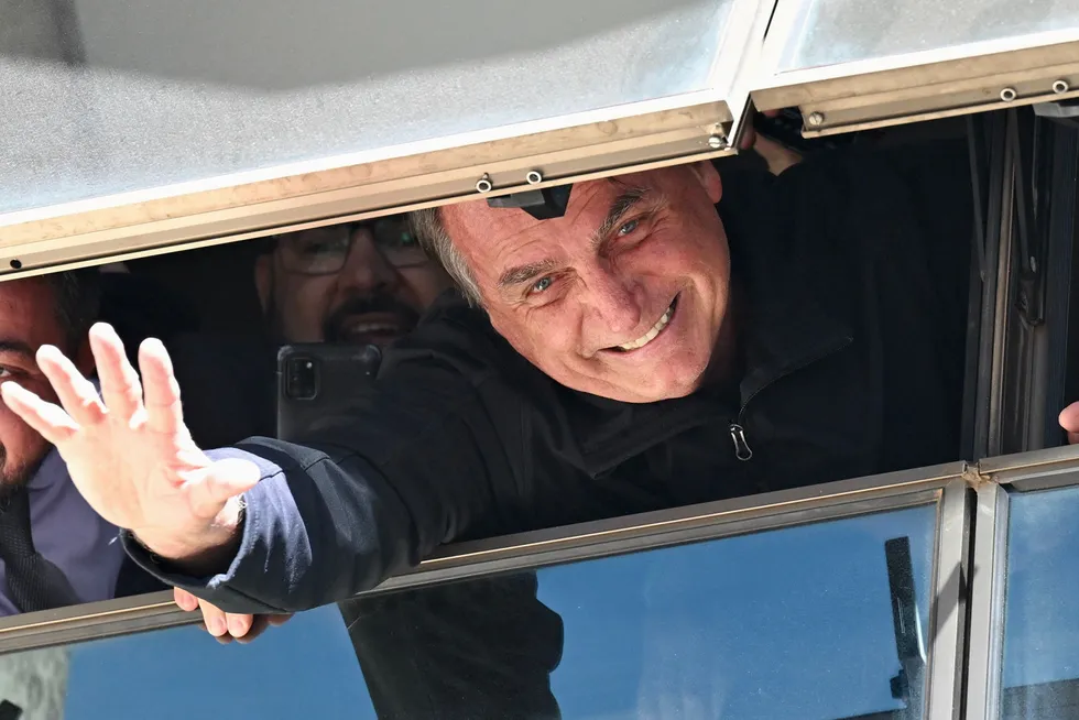De første bildene av ekspresident Jair Bolsonaro på flyplassen i Brasília torsdag.