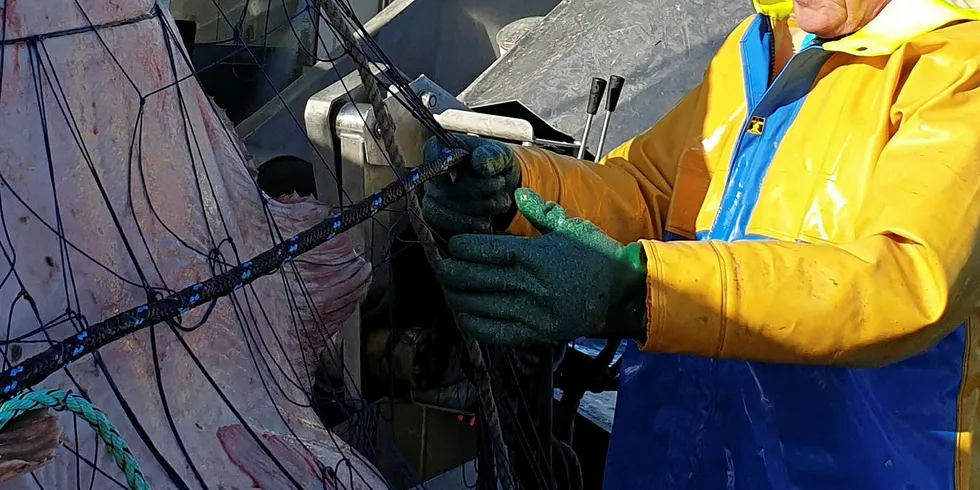 VERDILØS: Jostein Størksen fikk en 155 kilos kveite utenfor Vardø som ikke kan omsettes.