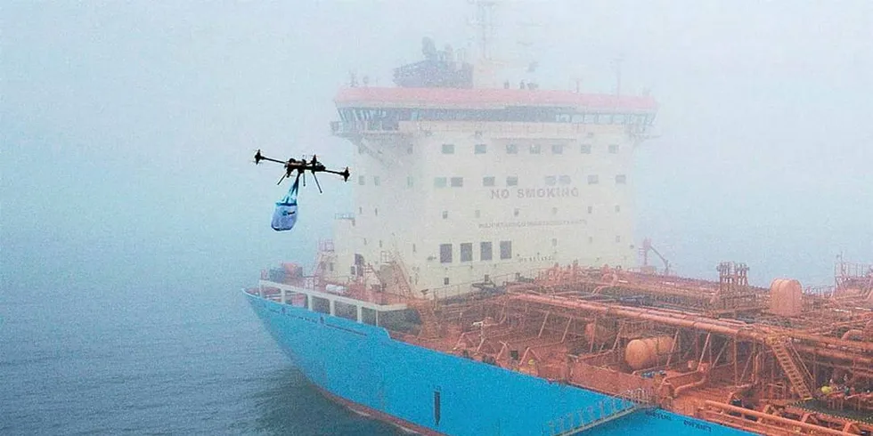 DRONE: En drone på vei til Marsk-skipet «Maersk Edgar» med noe utstyr til mannskapet.