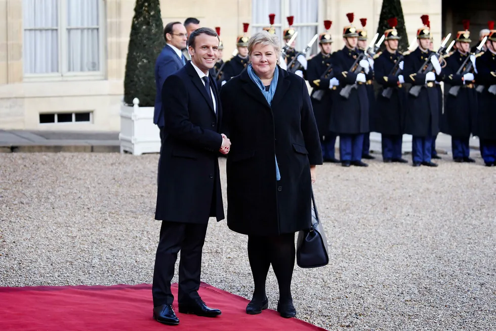 I desember troppet statsminister Erna Solberg opp i Paris hos president Emmanuel Macron. Macron annonserte at han har fått med seg Oljefondet på et initiativ der statlige investeringsfond skal utvikle klimastandarder. Foto: Alain Jocard/AFP/NTB Scanpix