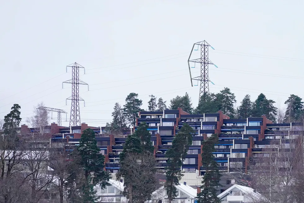 I Norge har vi hatt billig strøm over lang tid og tilvendt oss et av de høyeste strømforbruksnivåene i verden. Nå er det fornuftig å legge seg til et mer nøkternt forbruk, skriver artikkelforfatteren.