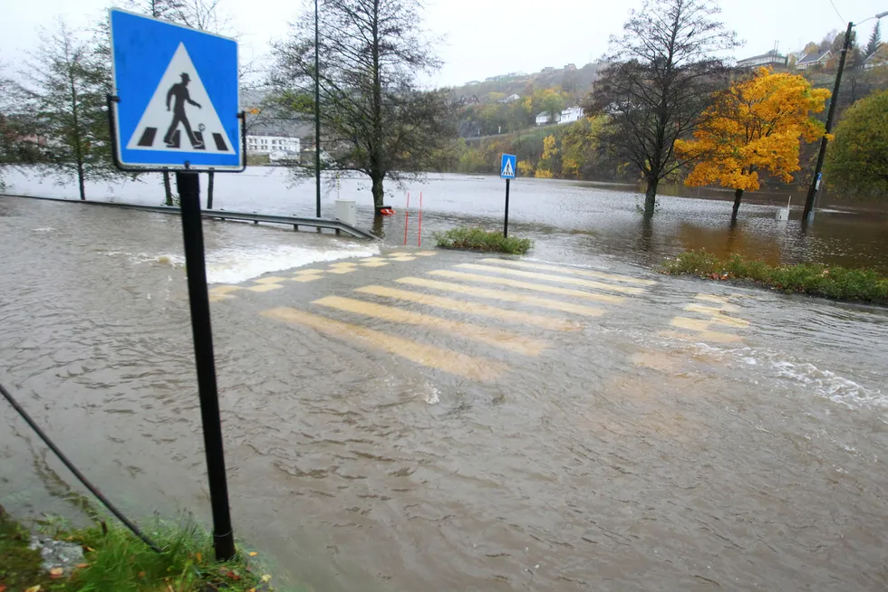 Kraftig nedbør har skapt flom og oversavømmelser mange steder. Men få steder har vært like hardt rammet som Tvedestrand. Foto: Kristian Vabo / NTB scanpix