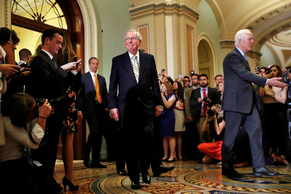 Det var hektisk aktivitet i Senatet tirsdag. I midten sees majoritetsleder Mitch McConnell. Foto: Jacquelyn Martin/AP photo/NTB scanpix