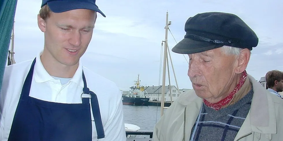 Pensjonert stuert og bacalaospesialist Karl Flem (t.h.) ga Yngve Tvedt i den Bacalaofabrikken i Ålesund toppkarakter for det hans bacalao. Arkivfoto: Einar Lindbæk