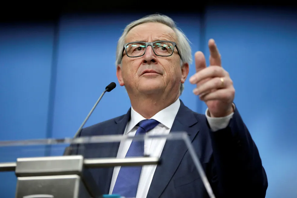 Europakommisjonens president Jean-Claude Juncker forlanger at italienerne skjerper seg. Foto: Olivier Matthys/AP/NTB Scanpix
