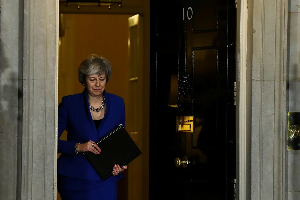 Statsminister Theresa May åpner nå døren for besøk her i statsministerboligen i 10 Downing Street i London.