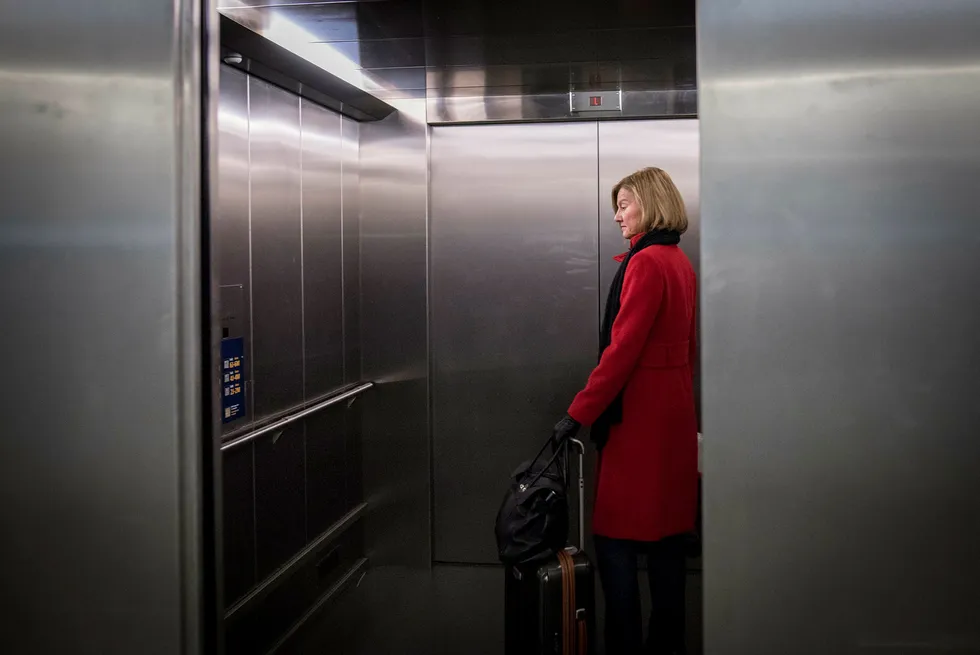 Styreleder Gunn Wærsted tar heisen til parkeringshuset på Gardermoen etter å ha reist fra Heathrow sent torsdag kveld. Foto: Skjalg Bøhmer Vold