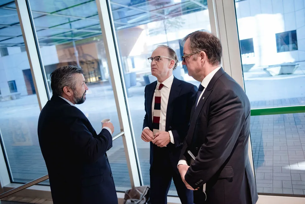 Svein Arild Steen-Mevold (til venstre) i Scandic Hotels Norge, Torgeir Silseth konsernsjef i Nordic Choice Hotels og Morten Thorvaldsen, administrerende direktør i Thon Hotels er bekymret for nettgigantenes økende markedsmakt. Foto: Fartein Rudjord