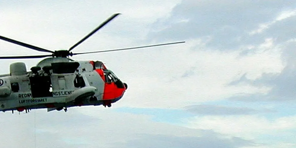 HELIKOPTERREDNING: Fiskerne hadde reddet seg om bord i sin egen redningsflåte, da redningshelikopteret kom til havaristen i Meløy søndag kveld. Dette bildet er tatt i en annen sammenheng.