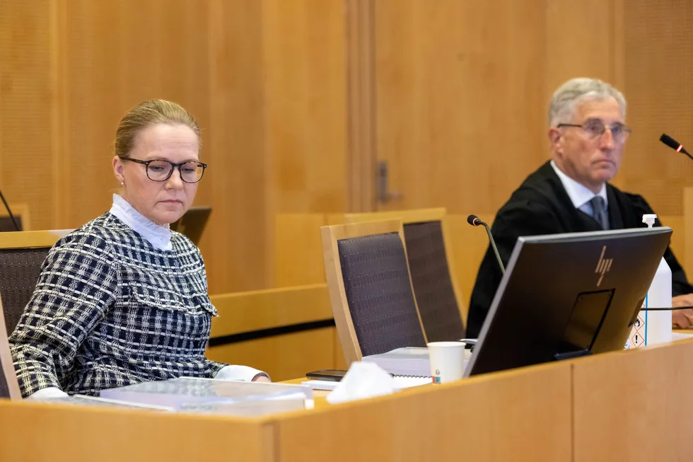 Mangeårig leder i Oljefondet, Elisabeth Bull Daae saksøker Oljefondet for usaklig oppsigelse. Her i retten med sin advokat Sigurd Knudtzon.