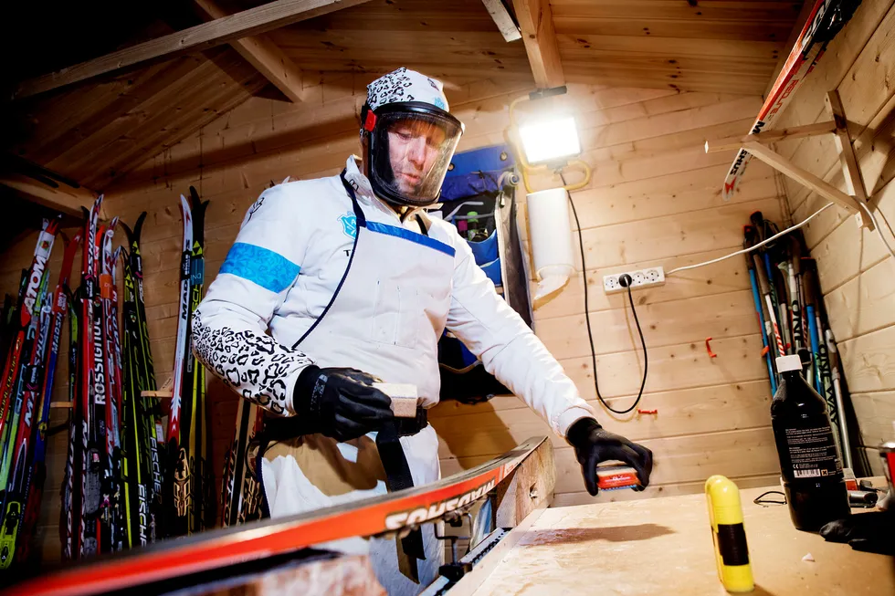 Vegard Kvisle i Asker Skiklubb er en av frontfigurene i kampanjen som jobber for et forbud mot skismurning med farlige fluorforbindelser. Kvisle er svært nøye med maskebruk, men blodprøver viser likevel en viss fluorpåvirkning. Foto: Gunnar Lier