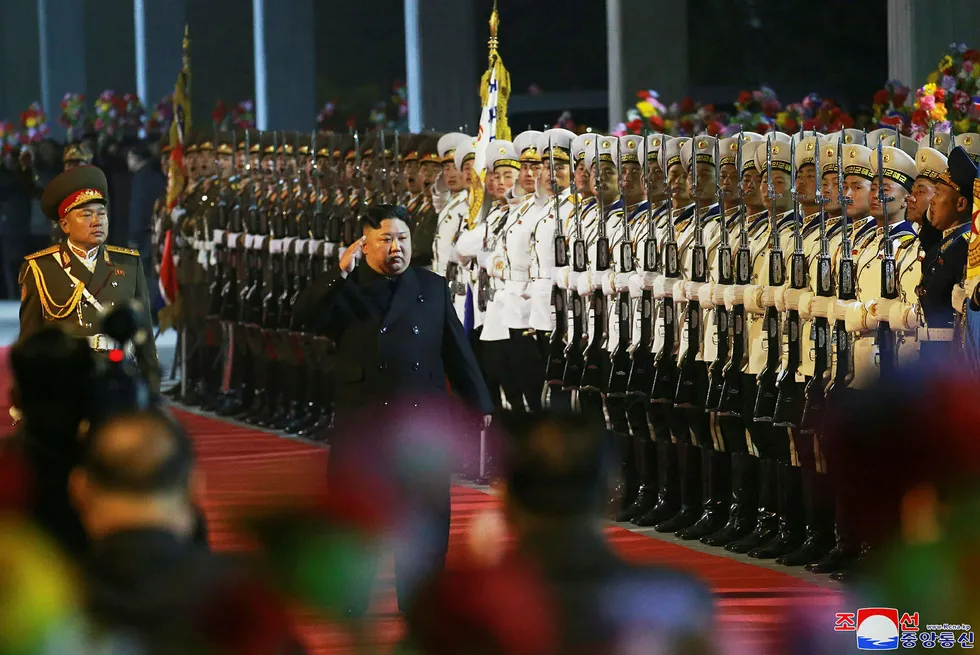 Nord-Koreas leder Kim Jong Un inspiserer onsdag æresgarden på en ikke navngitt jernbanestasjon før avgangen til Russland.