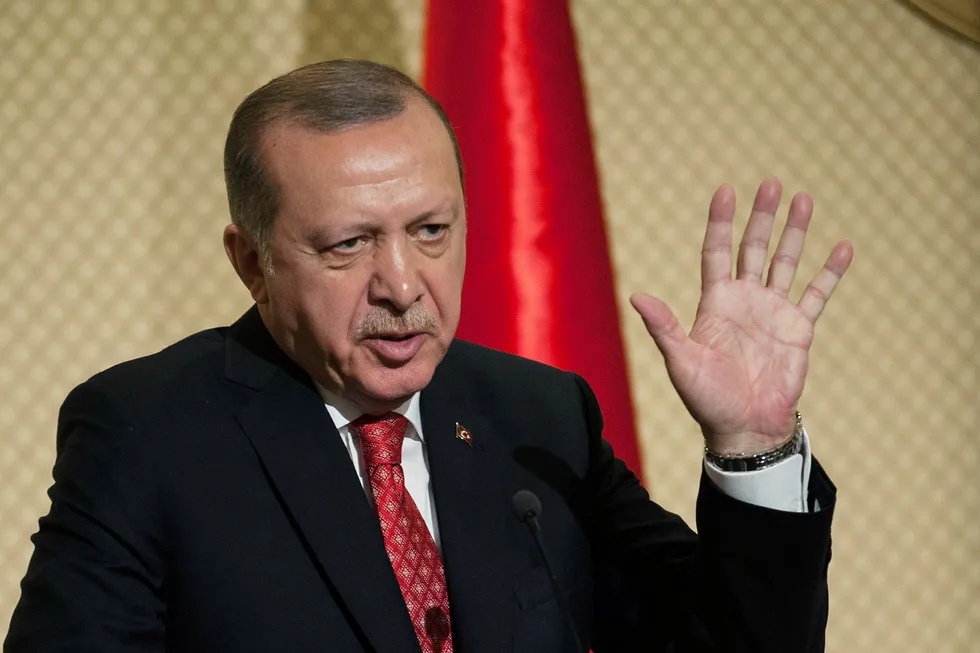 Tyrkias president Recep Tayyip Erdogan sa under et besøk i Tunisia onsdag at Syrias president Bashar al-Assad ikke bør få delta på den planlagte fredskonferansen i Sotsji.
